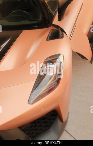 La fotografia in primo piano ad alta risoluzione mostra il faro della Maserati MC20 GT2, scattato al Motor Valley Fest di Modena, Italia. Foto Stock