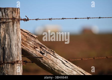 Paesaggio rurale con recinzioni e macchinari agricoli invecchiati a South Burnett, Queensland, Australia Foto Stock