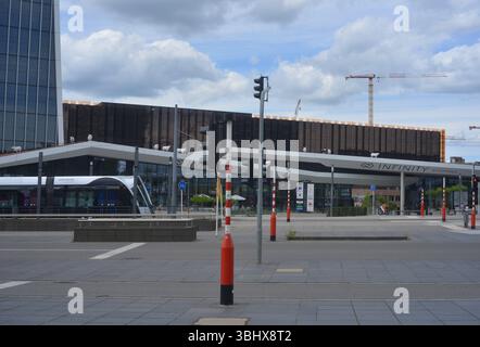 Lussemburgo, città, 07-14-2024 architettura del centro commerciale Infinity e fermata del tram Foto Stock