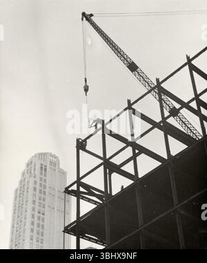 Giovani lavoratori strutturali in cima al grattacielo di New York. Foto Stock