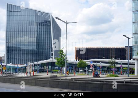 Lussemburgo, città, 07-14-2024 architettura del centro commerciale Infinity nel quartiere di Kirchberg Foto Stock