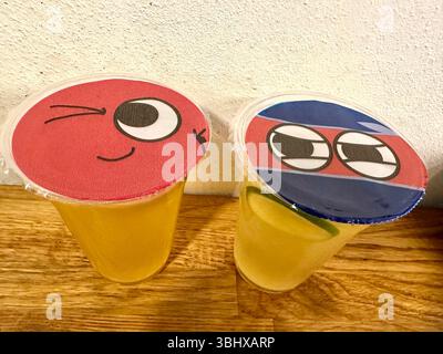 Due tazze di plastica di tè freddo al limone Foto Stock