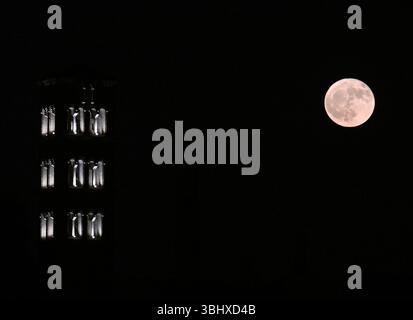 Roma, Italia. 11 giugno 2025. Una luna piena è raffigurata con il foro Imperiale di Roma, Italia, l'11 giugno 2025. Crediti: Alberto Lingria/Xinhua/Alamy Live News Foto Stock
