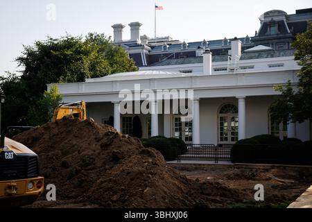 Washington, Stati Uniti. 11 giugno 2025. La costruzione in corso nel Rose Garden è visibile alla Casa Bianca mercoledì 11 giugno 2025 a Washington, DC. Foto di Samuel Corum/UPI Credit: UPI/Alamy Live News Foto Stock