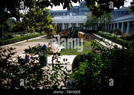 Washington, Stati Uniti. 11 giugno 2025. La costruzione in corso nel Rose Garden è visibile alla Casa Bianca mercoledì 11 giugno 2025 a Washington, DC. Foto di Samuel Corum/UPI Credit: UPI/Alamy Live News Foto Stock
