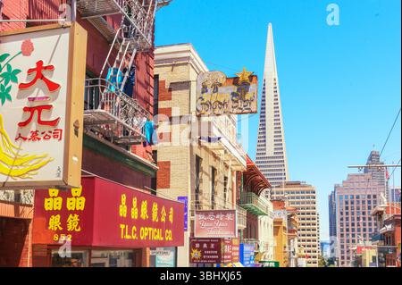Edificio Transamerica visto da Chinatown, San Francisco, California, Stati Uniti Foto Stock