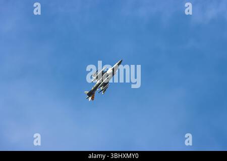 Un jet Harrier che fa una manovra in aria. Foto Stock