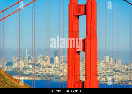 Vista del Golden Gate Bridge e del quartiere finanziario in lontananza, San Francisco, California, Stati Uniti Foto Stock