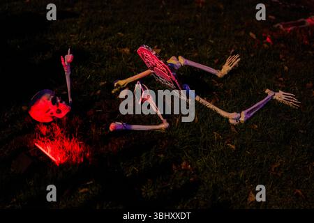 Scena di scheletro inquietante con illuminazione rosa in Spooky Halloween display Foto Stock