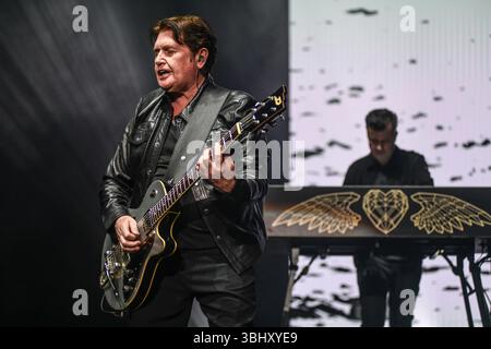 Gruppo pop-rock scozzese Simple Minds (Charlie Burchill, chitarra), che si esibisce dal vivo alla Movistar Arena Argentina Foto Stock