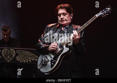 Gruppo pop-rock scozzese Simple Minds (Charlie Burchill, chitarra), che si esibisce dal vivo alla Movistar Arena Argentina Foto Stock