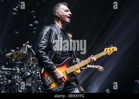Gruppo pop-rock scozzese Simple Minds (Ged Grimes, basso), che si esibisce dal vivo alla Movistar Arena Argentina Foto Stock
