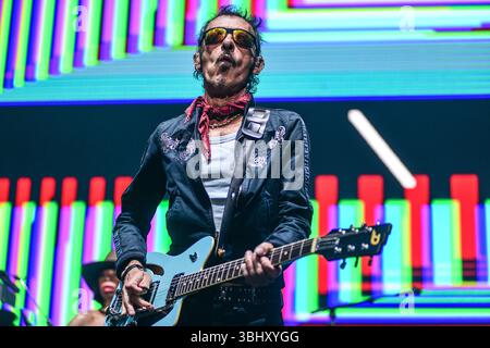Gruppo pop-rock scozzese Simple Minds (Gordy Goudie, chitarra), che si esibisce dal vivo alla Movistar Arena Argentina Foto Stock