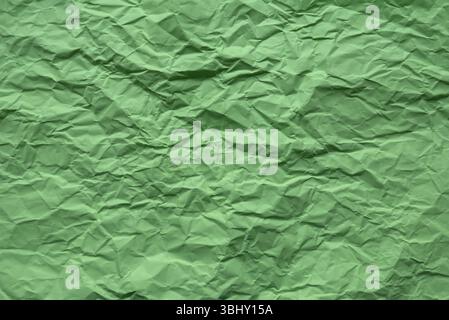 Carta arricciata di colore verde per lo sfondo. Foto Stock