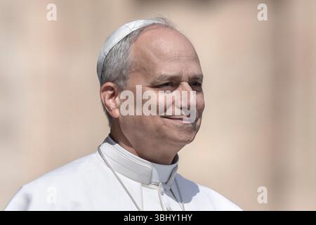 Città del Vaticano, Vaticano. 11 giugno 2025. Papa Leone XIV arriva per la sua udienza generale settimanale in Piazza San Pietro. Credito: SOPA Images Limited/Alamy Live News Foto Stock