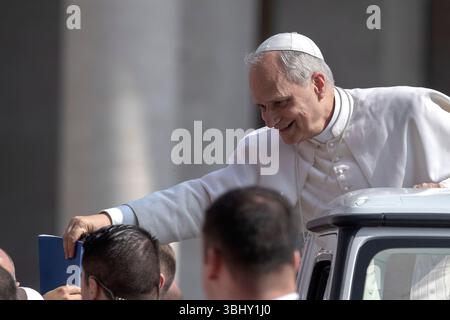 Città del Vaticano, Vaticano. 11 giugno 2025. Papa Leone XIV arriva per la sua udienza generale settimanale in Piazza San Pietro. Credito: SOPA Images Limited/Alamy Live News Foto Stock