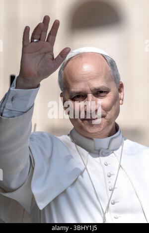 Città del Vaticano, Vaticano. 11 giugno 2025. Papa Leone XIV ondeggia come arriva per la sua udienza generale settimanale in Piazza San Pietro. Credito: SOPA Images Limited/Alamy Live News Foto Stock