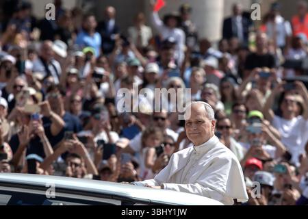 Città del Vaticano, Vaticano. 11 giugno 2025. Papa Leone XIV arriva per la sua udienza generale settimanale in Piazza San Pietro. Credito: SOPA Images Limited/Alamy Live News Foto Stock