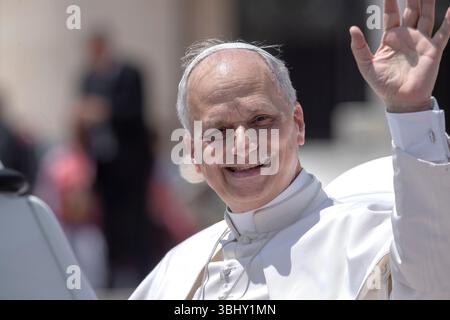 Città del Vaticano, Vaticano. 11 giugno 2025. Papa Leone XIV parte alla fine della sua udienza generale settimanale in Piazza San Pietro. Credito: SOPA Images Limited/Alamy Live News Foto Stock