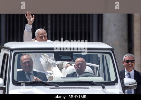 Città del Vaticano, Vaticano. 11 giugno 2025. Papa Leone XIV parte alla fine della sua udienza generale settimanale in Piazza San Pietro. Credito: SOPA Images Limited/Alamy Live News Foto Stock