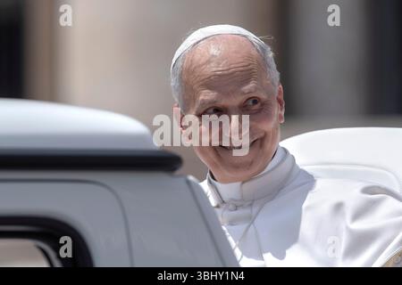 Città del Vaticano, Vaticano. 11 giugno 2025. Papa Leone XIV parte alla fine della sua udienza generale settimanale in Piazza San Pietro. Credito: SOPA Images Limited/Alamy Live News Foto Stock