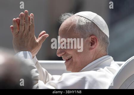 Città del Vaticano, Vaticano. 11 giugno 2025. Papa Leone XIV parte alla fine della sua udienza generale settimanale in Piazza San Pietro. Credito: SOPA Images Limited/Alamy Live News Foto Stock