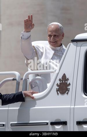 Città del Vaticano, Vaticano. 11 giugno 2025. Papa Leone XIV parte alla fine della sua udienza generale settimanale in Piazza San Pietro. Credito: SOPA Images Limited/Alamy Live News Foto Stock