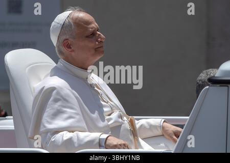 Città del Vaticano, Vaticano. 11 giugno 2025. Papa Leone XIV parte alla fine della sua udienza generale settimanale in Piazza San Pietro. Credito: SOPA Images Limited/Alamy Live News Foto Stock