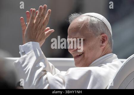Città del Vaticano, Vaticano. 11 giugno 2025. Papa Leone XIV parte alla fine della sua udienza generale settimanale in Piazza San Pietro. Credito: SOPA Images Limited/Alamy Live News Foto Stock
