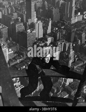 Giovani lavoratori strutturali in cima al grattacielo dell'Empire State Building di New York. Foto Stock