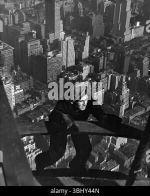 Giovani lavoratori strutturali in cima al grattacielo dell'Empire State Building di New York. Foto Stock