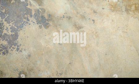 Superficie resistente agli agenti atmosferici e testurizzata con toppe naturali beige, verdi e grigie Foto Stock