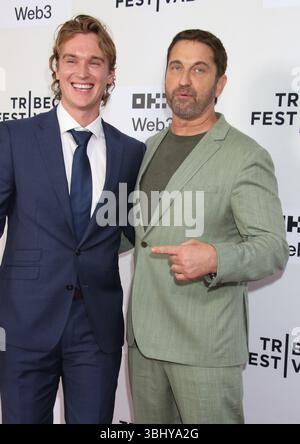 NEW YORK, NEW YORK - 11 GIUGNO: Connor Schelling-Tisza & Gerard Butler partecipa alla prima di "How to Train Your Dragon" durante il Tribeca Festival 2025 all'SVA Theater l'11 giugno 2025 a New York City. Credito: RW / MediaPunch Foto Stock