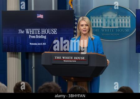 Washington, Stati Uniti. 11 giugno 2025. Il segretario alla stampa della Casa Bianca Karoline Leavitt parla durante un briefing alla Casa Bianca di Washington, DC, negli Stati Uniti, l'11 giugno 2025. Crediti: HU Yousong/Xinhua/Alamy Live News Foto Stock