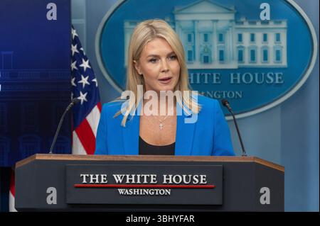 Washington, Stati Uniti. 11 giugno 2025. Il segretario alla stampa della Casa Bianca Karoline Leavitt parla durante un briefing alla Casa Bianca di Washington, DC, negli Stati Uniti, l'11 giugno 2025. Crediti: HU Yousong/Xinhua/Alamy Live News Foto Stock
