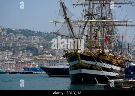 GENOVA, ITALIA - 11 GIUGNO 2025 - dopo quasi due anni in mare, la nave addestrativa della Marina militare italiana Amerigo Vespucci tornò a Genova il 10 giugno 2025, tou Foto Stock