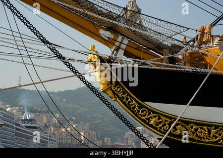 GENOVA, ITALIA - 11 GIUGNO 2025 - dopo quasi due anni in mare, la nave addestrativa della Marina militare italiana Amerigo Vespucci tornò a Genova il 10 giugno 2025, tou Foto Stock