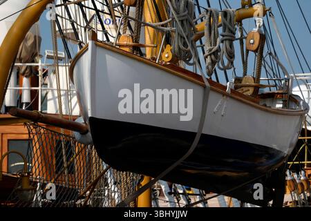 GENOVA, ITALIA - 11 GIUGNO 2025 - dopo quasi due anni in mare, la nave addestrativa della Marina militare italiana Amerigo Vespucci tornò a Genova il 10 giugno 2025, tou Foto Stock