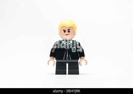 Antalya, Turchia - 11 giugno 2025: Smirking LEGO Draco Malfoy minifigura in uniforme Slytherin Foto Stock