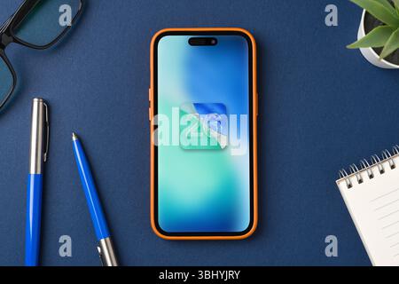 Antalya, Turchia - 12 giugno 2025: Schermo iPhone 16 Pro con il nuovo logo iOS 26, verrà rilasciato il prossimo sistema operativo per gli smartphone Apple Foto Stock