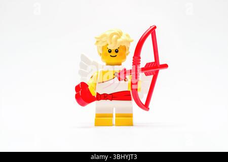 Antalya, Turchia - 11 giugno 2025: LEGO cupid minifigure con fiocco rosso, freccia e accessorio cuore Foto Stock