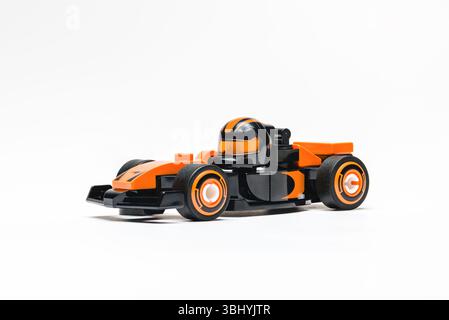 Antalya, Turchia - 11 giugno 2025: Vista frontale della vettura Lego F1 in miniatura a tema Formula 1 Foto Stock