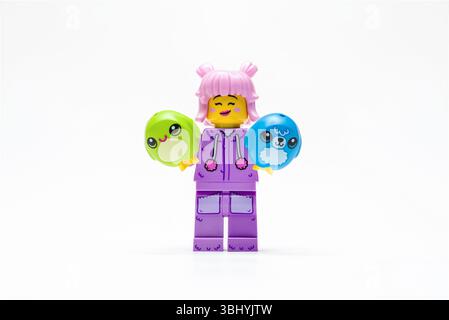 Antalya, Turchia - 11 giugno 2025: Personaggio LEGO femminile in pigiama viola con simpatici giocattoli di peluche animali Foto Stock