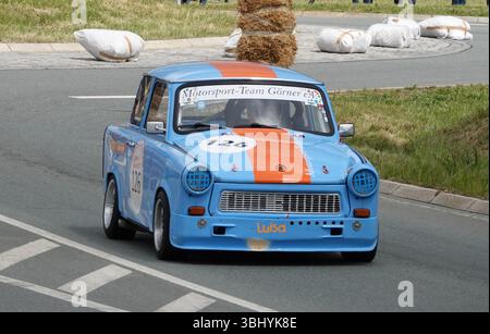 Trabant 601 auto da corsa che partecipa all'evento ADMV Classic Motorsport in Germania. L'auto d'epoca della Germania Est è dipinta di blu e arancione ed è visibile Foto Stock