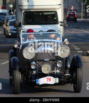 Inizio della prima tappa del giro ceskoslovenskych di 1000 milioni di auto storiche cecoslovacche a Bratislava, Praga, Repubblica Ceca, 12 giugno 2025. Foto Stock