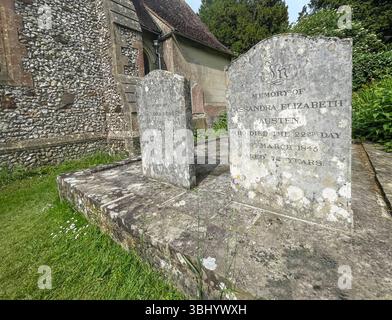 La madre e la sorella di Jane Austen, entrambe chiamate Cassandra, sono sepolte nel cimitero della chiesa di San Nicola a Chawton, vicino ad Alton, Hampshire, Inghilterra. Foto Stock