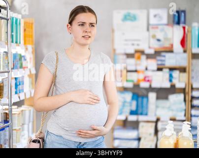 La donna incinta soffre di dolore addominale Foto Stock