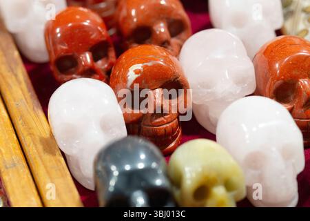 Intagli al teschio di pietre semi preziose al mercato Foto Stock