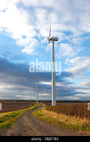grandi turbine eoliche alte in un vasto paesaggio rurale del northumberland con un cielo nuvoloso nel regno unito Foto Stock