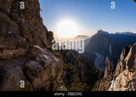 Una vista mozzafiato dell'alba dal Nido dell'Aquila a Monterrey, Messico. Le aspre formazioni rocciose incorniciano lo skyline della città e le montagne circostanti, creat Foto Stock